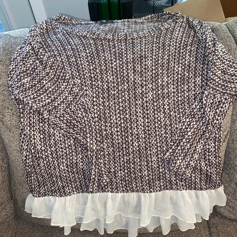 Casual mid length sleeve shirt with ruffle bottom
